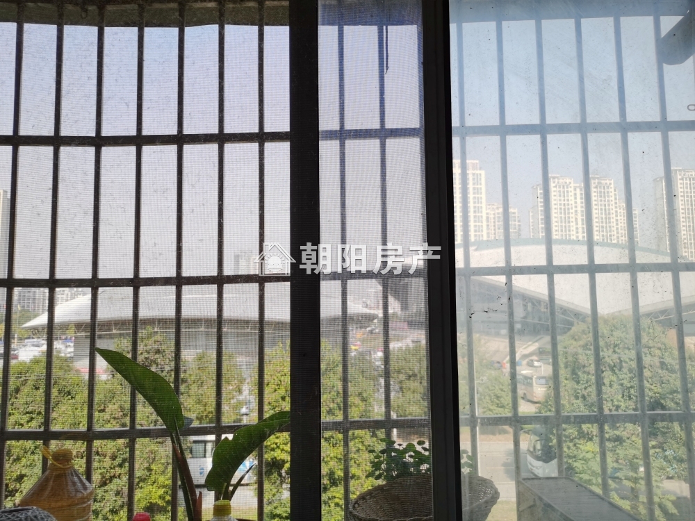 广场小区 88平 南向精装两室 学区房 交通便利