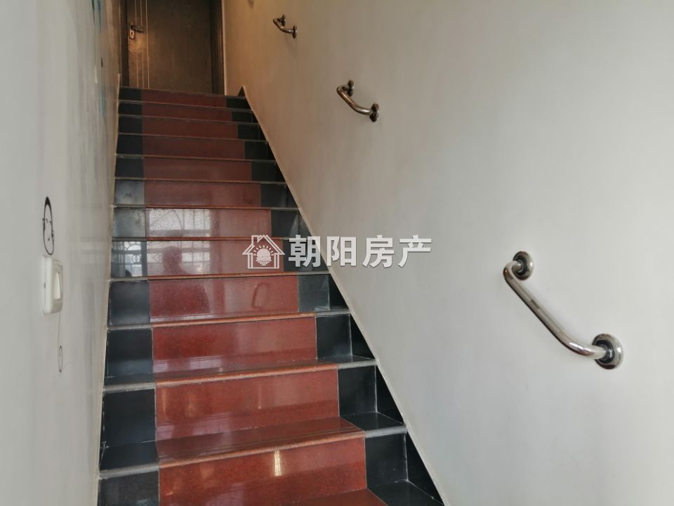 市政管理处大院 140平 南向大三居 学区房 满两年 采光好