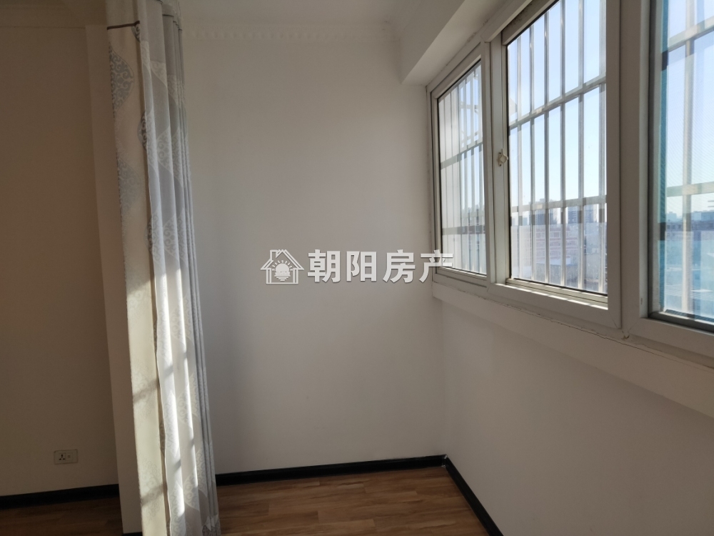 海达花园 131平 朝南三室精装 2131元/平 交通便利 学区房