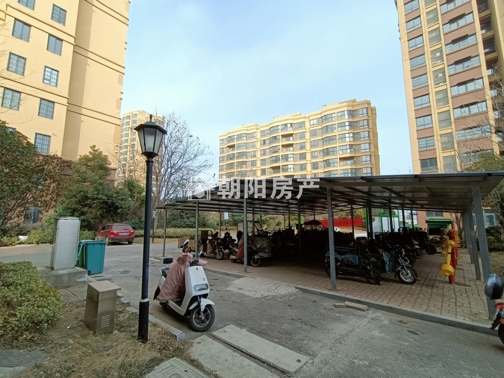 东城国际 133平 朝南三室两卫 毛坯 采光好