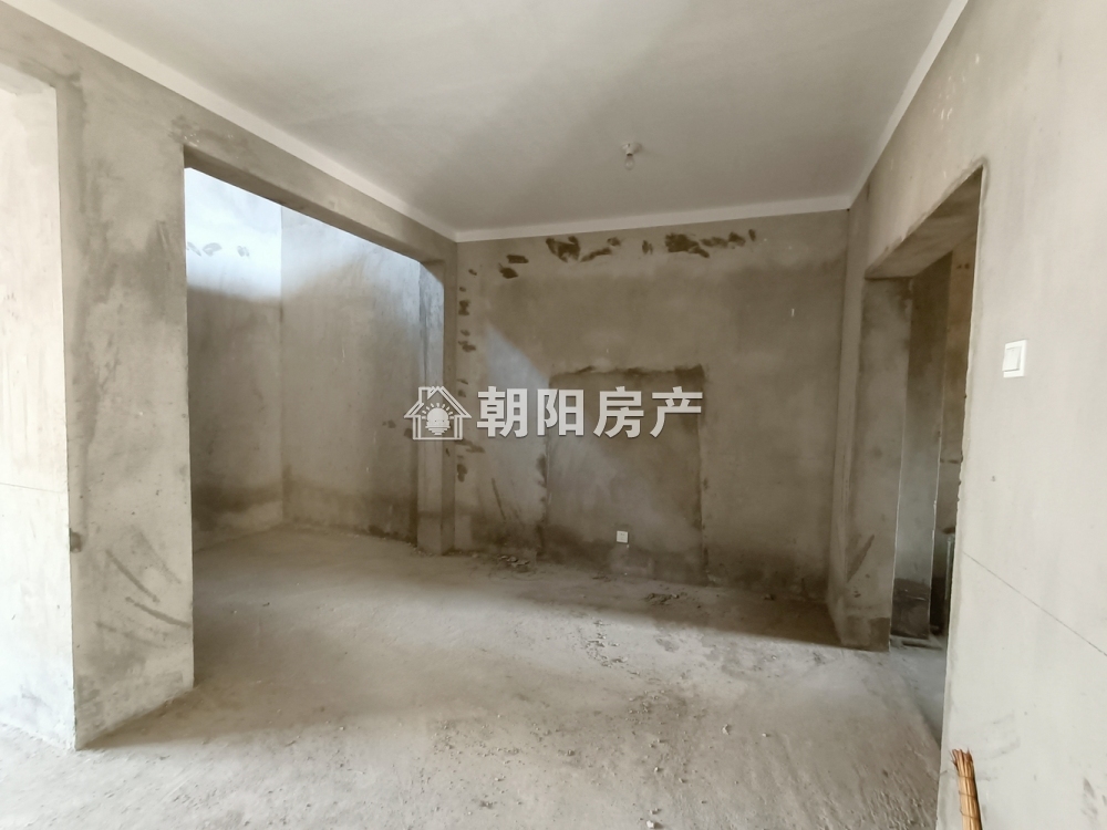 东城国际 133平 朝南三室两卫 毛坯 采光好