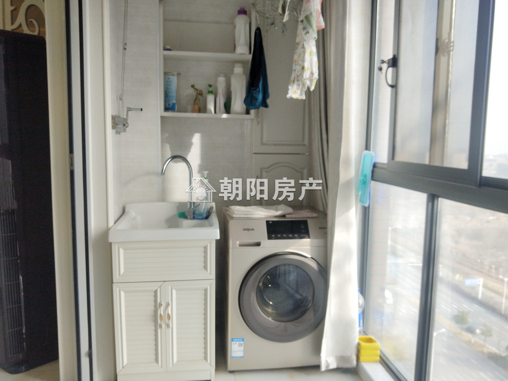 英伦联邦 120平 南向精装三室 满两年 交通便利 随时看房
