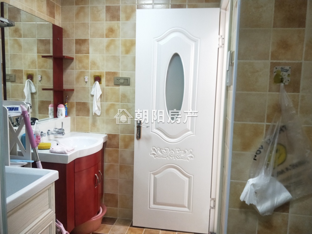 英伦联邦 120平 南向精装三室 满两年 交通便利 随时看房
