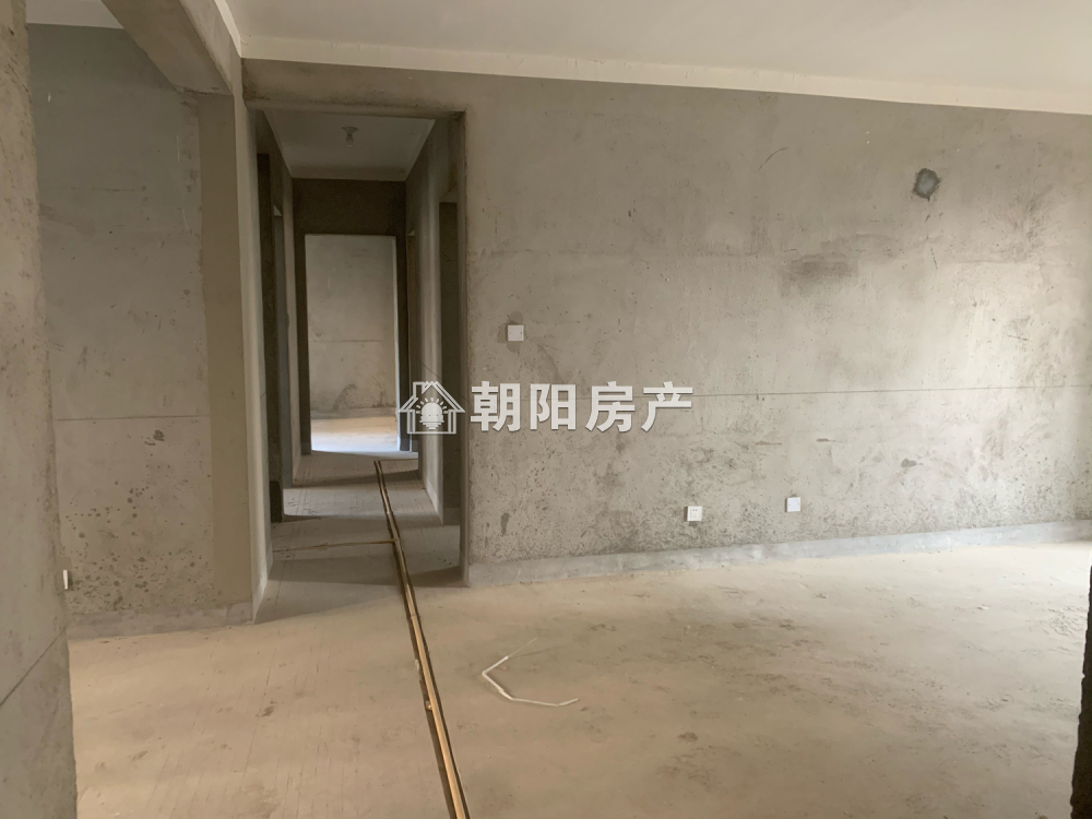 南山里 134平 南向三居 毛坯 交通便利