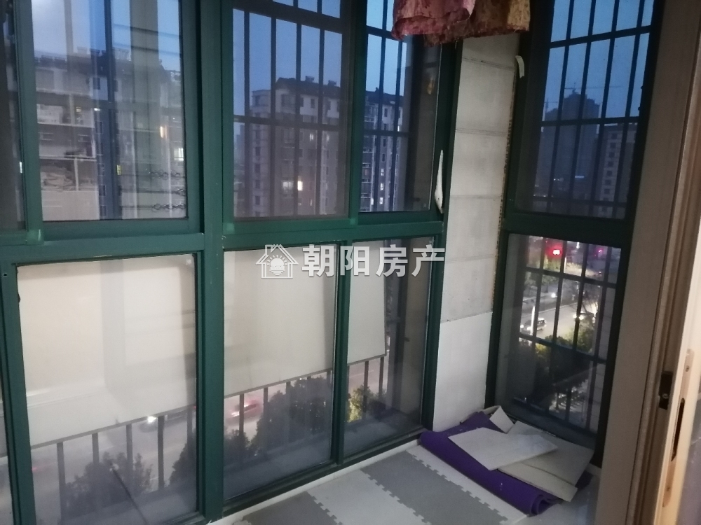 中环国际广场仕府3室2厅简装出售 交通便利