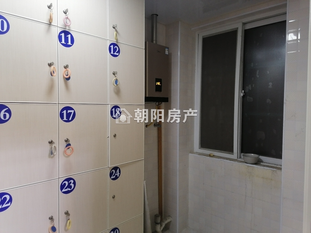 中环国际广场仕府3室2厅简装出售 交通便利