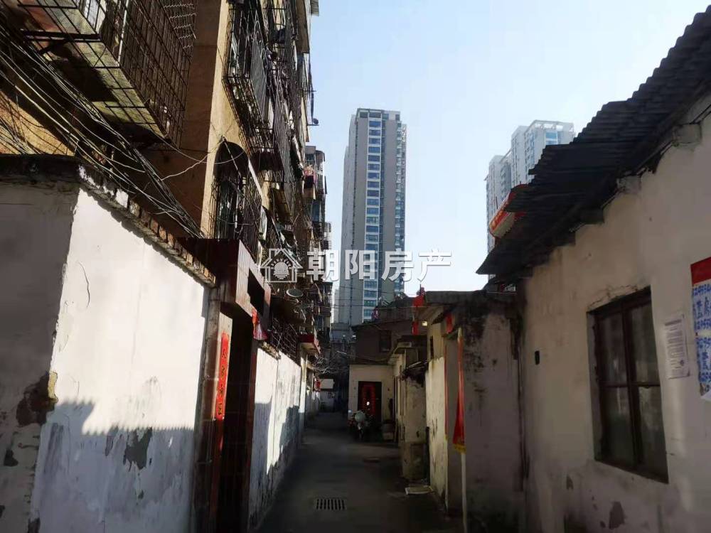 龙湖无线电二厂商住楼 68平 南向两室一厅 交通便利 简装