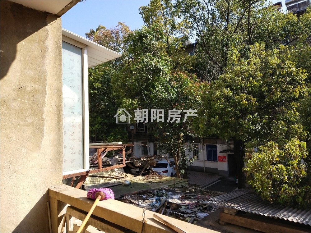 安装处大院 77平 南向三居 2296元/平 学区满两年