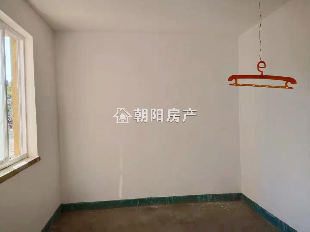 安装处大院 77平 南向三居 2296元/平 学区满两年