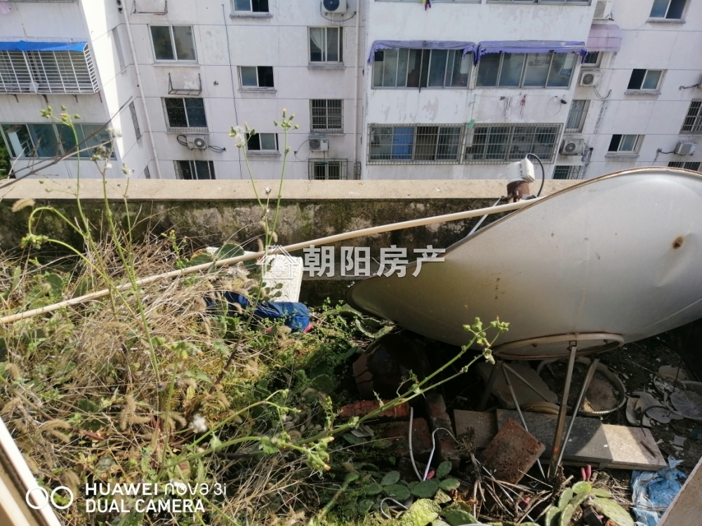广场小区 135平 三室二厅 单价3396元 学区房满两年