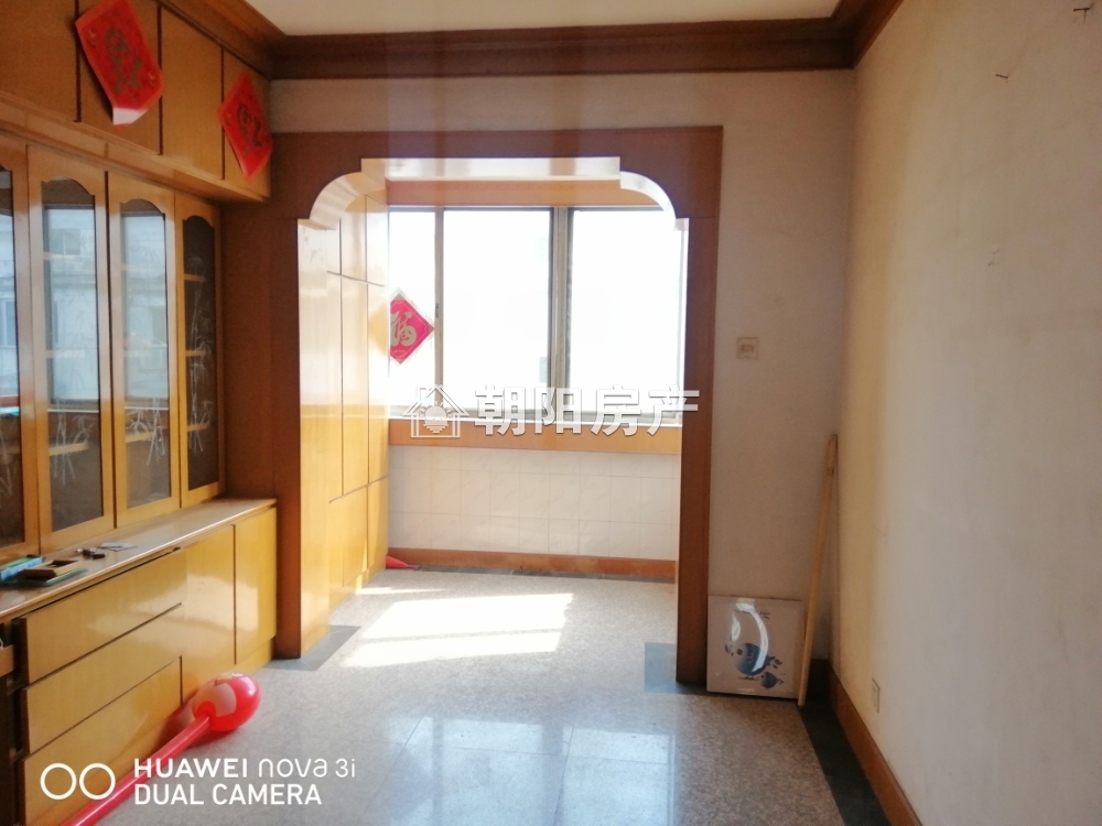广场小区 135平 三室二厅 单价3396元 学区房满两年