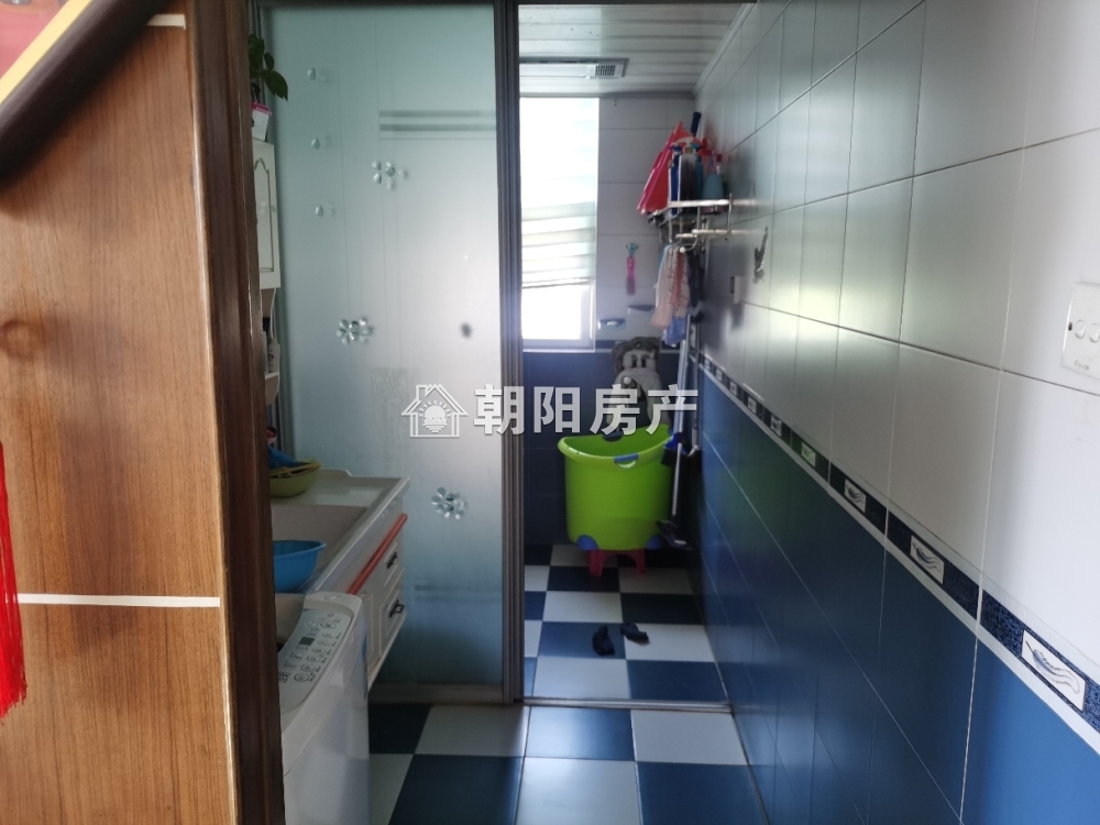 广场小区 121平 三室二厅 南北通透 精装 满两年 交通便利