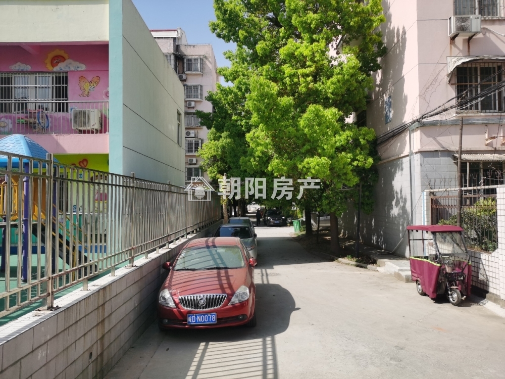 广场小区 121平 三室二厅 南北通透 精装 满两年 交通便利