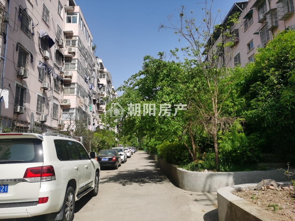 广场小区 121平 三室二厅 南北通透 精装 满两年 交通便利
