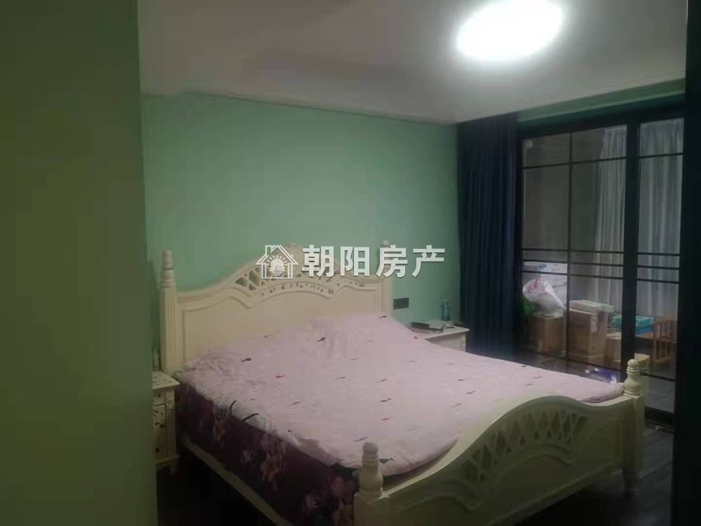 东城国际 135平 朝南豪装三室 交通便利 随时看房