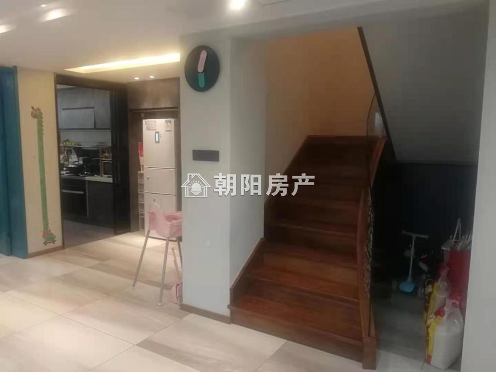 东城国际 135平 朝南豪装三室 交通便利 随时看房