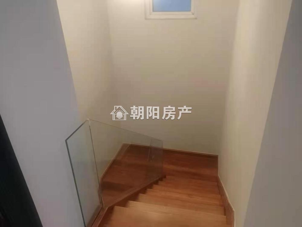 东城国际 135平 朝南豪装三室 交通便利 随时看房