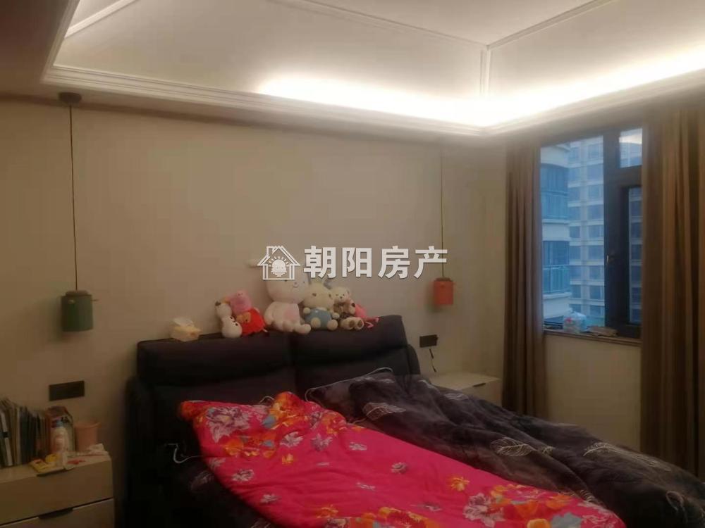 东城国际 135平 朝南豪装三室 交通便利 随时看房