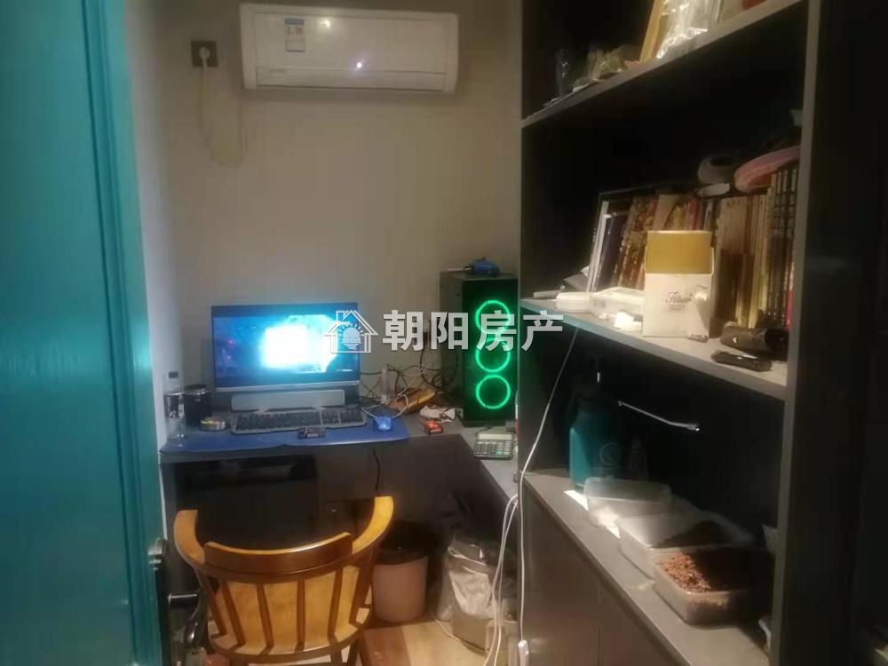 东城国际 135平 朝南豪装三室 交通便利 随时看房