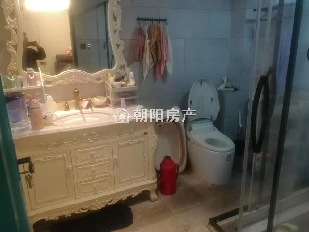 东城国际 135平 朝南豪装三室 交通便利 随时看房