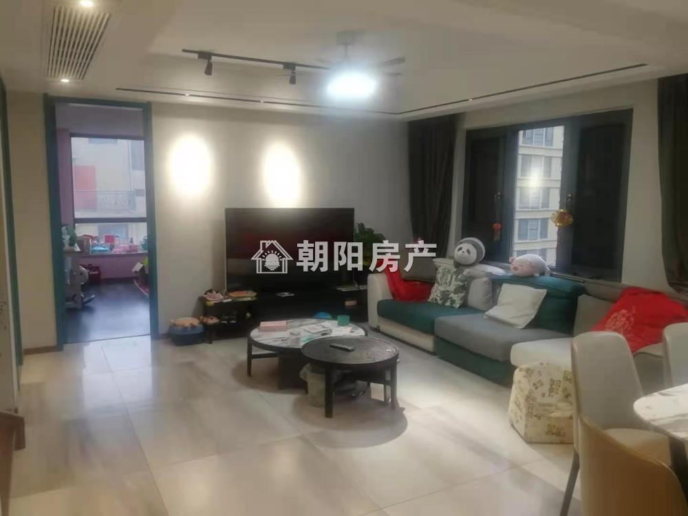 东城国际 135平 朝南豪装三室 交通便利 随时看房