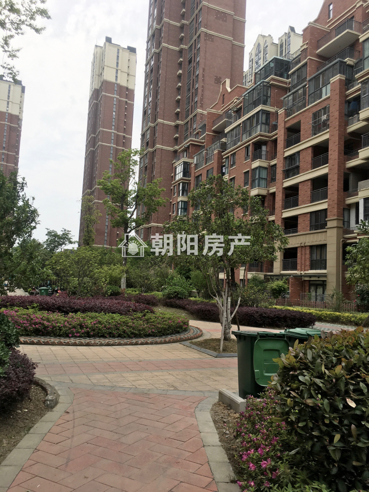 英伦联邦 125平 南向精装洋房 满两年 交通便利