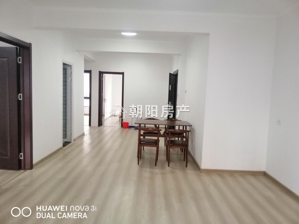 中央美域简装3室2厅出租
