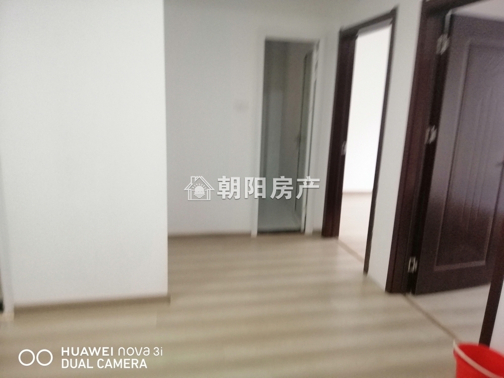 中央美域简装3室2厅出租
