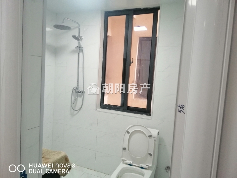 中央美域简装3室2厅出租