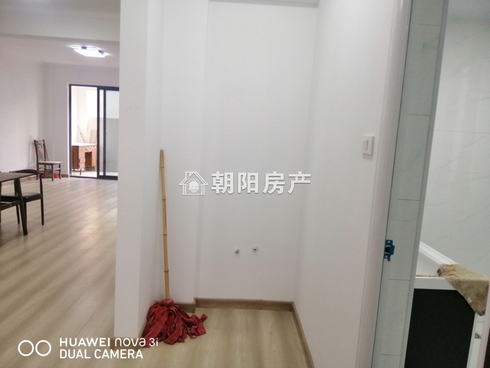 中央美域简装3室2厅出租