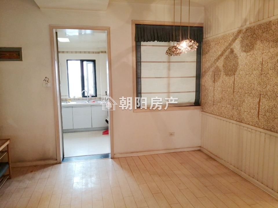 领城 精装修多层三室二厅 诚心出售