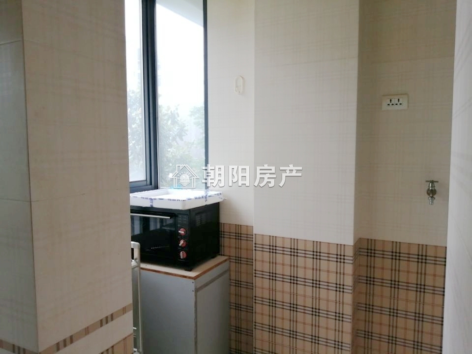 领城 精装修多层三室二厅 诚心出售