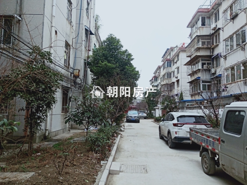 煤气公司建委小区 136平 三室二厅二卫 满两年 学区房 交通便利