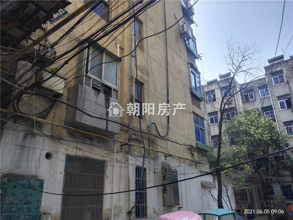 二汽新村 68平 南向三室一卫 交通便利 采光好