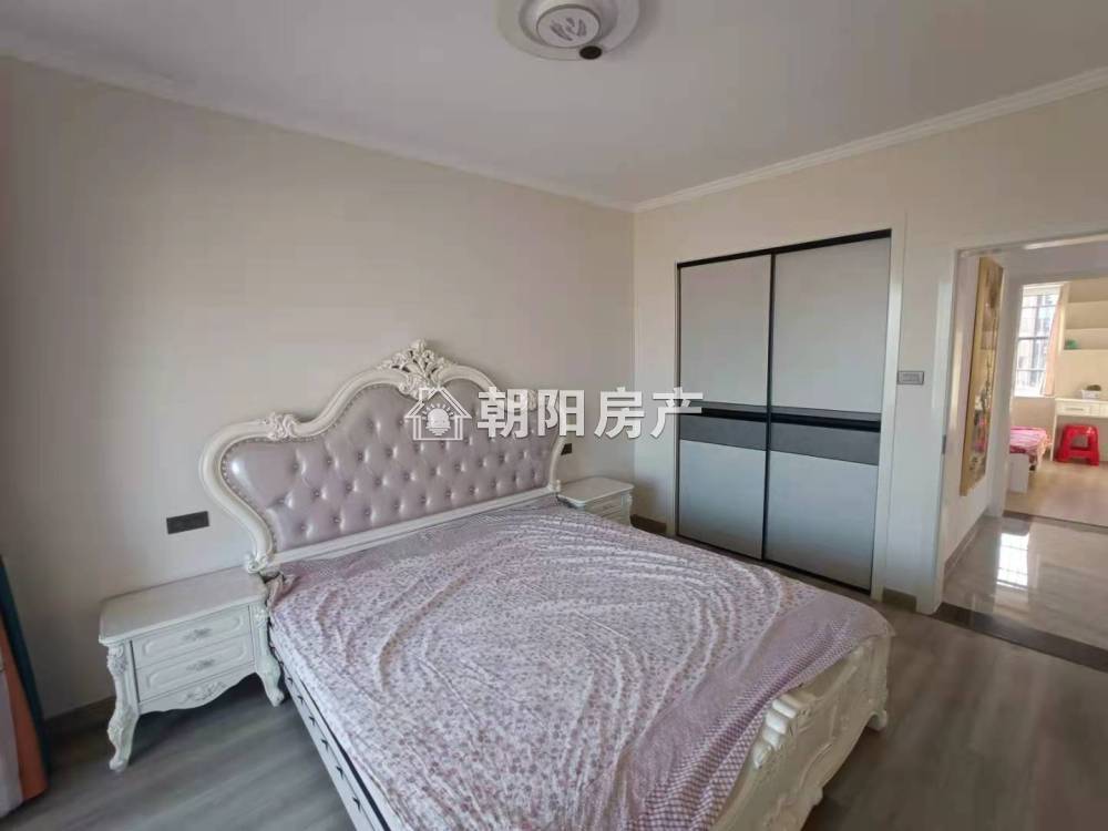 万达广场 121平 精装三室朝南 交通便利 学区房