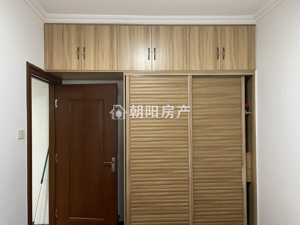 龙湖中心 80平 南向精装两居 满两年 交通便利 随时看房