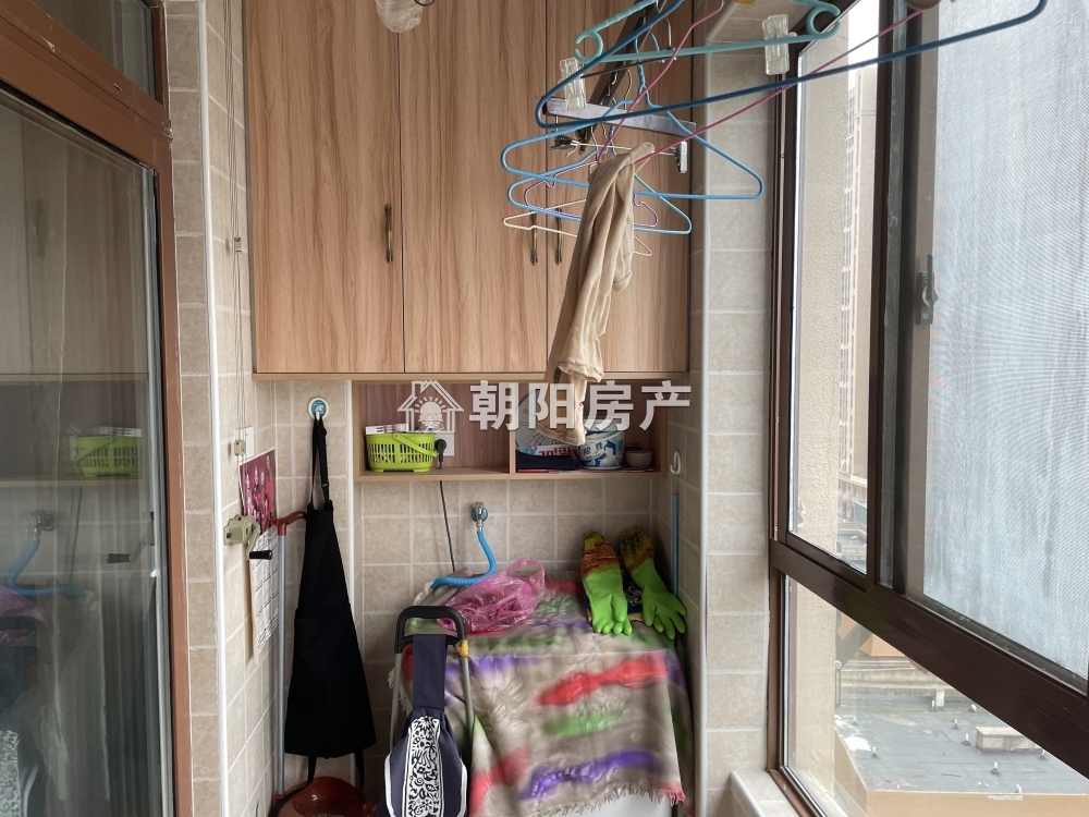龙湖中心 80平 南向精装两居 满两年 交通便利 随时看房