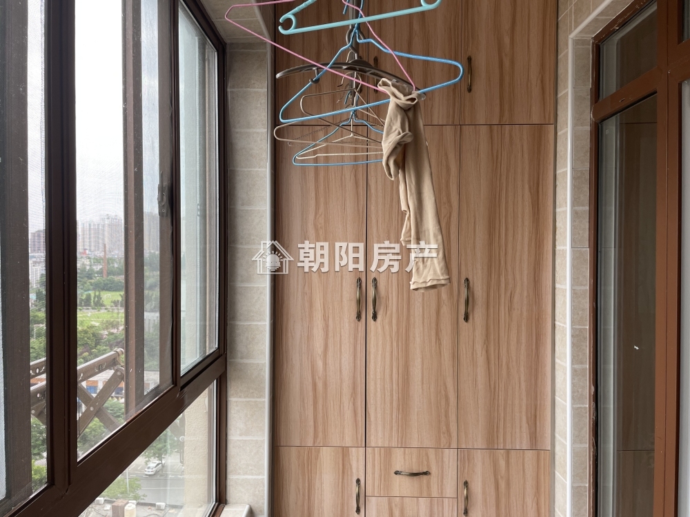 龙湖中心 80平 南向精装两居 满两年 交通便利 随时看房