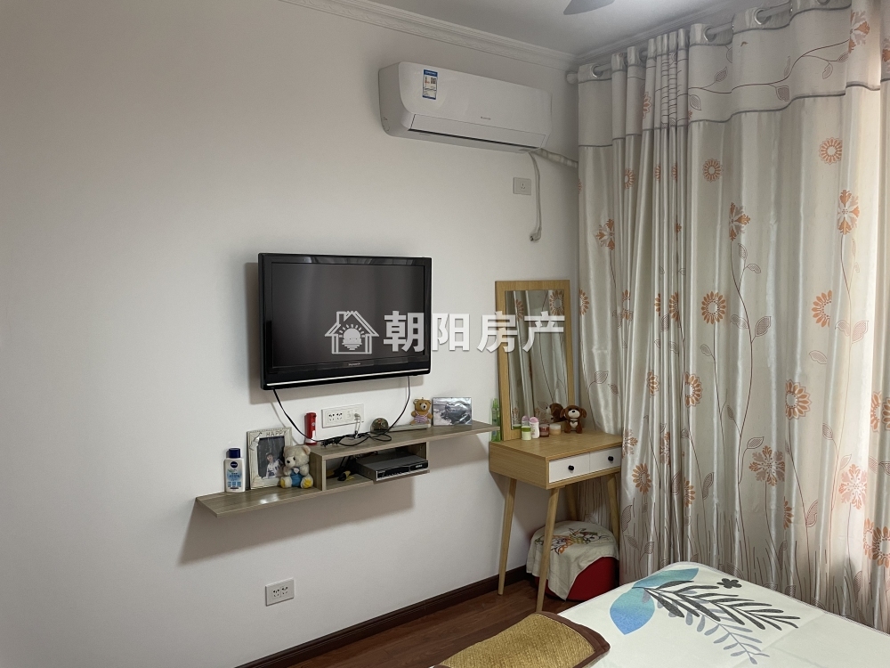 龙湖中心 80平 南向精装两居 满两年 交通便利 随时看房