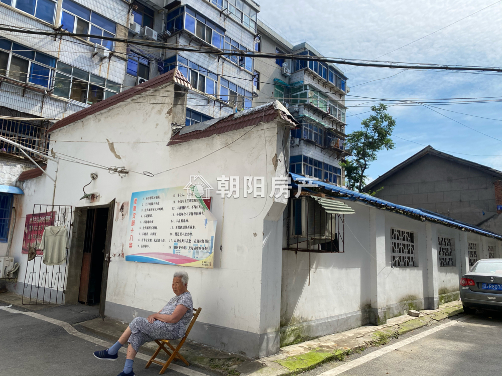 粮食局大院 65平 南向三室 满两年 采光好随时看房