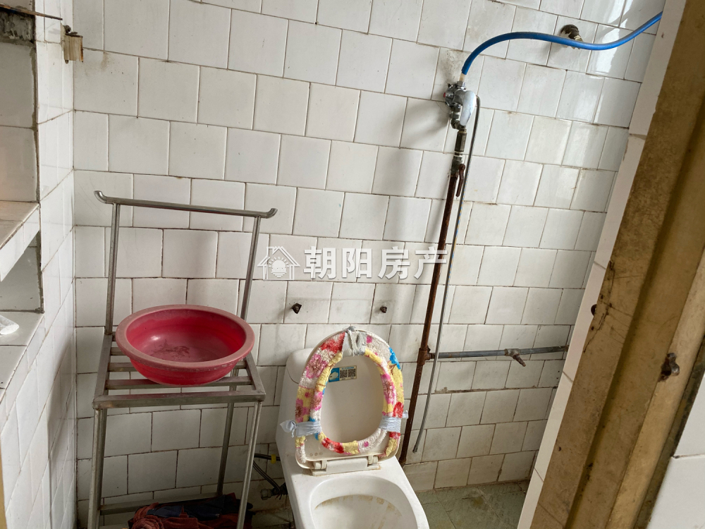 粮食局大院 65平 南向三室 满两年 采光好随时看房