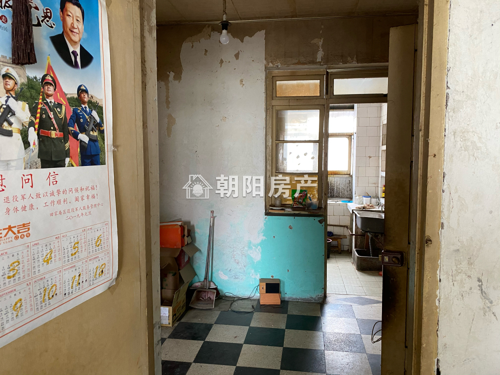 粮食局大院 65平 南向三室 满两年 采光好随时看房