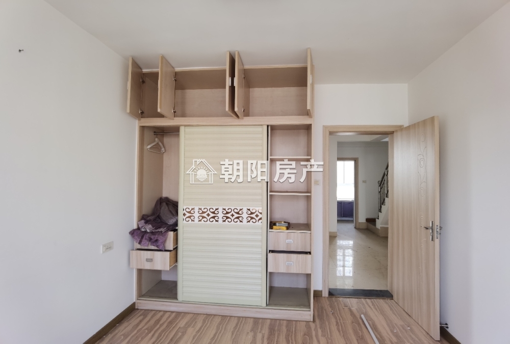 龙兴园 112平 南向精装三室 满两年 交通便利