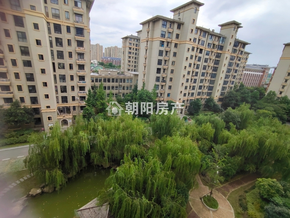 春雨梧桐 136平 朝南四室二厅 学区房 满两年 毛坯