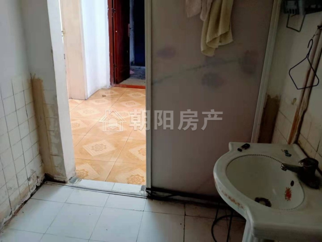 建筑公司家属楼 65平 朝南两居 简装 交通便利