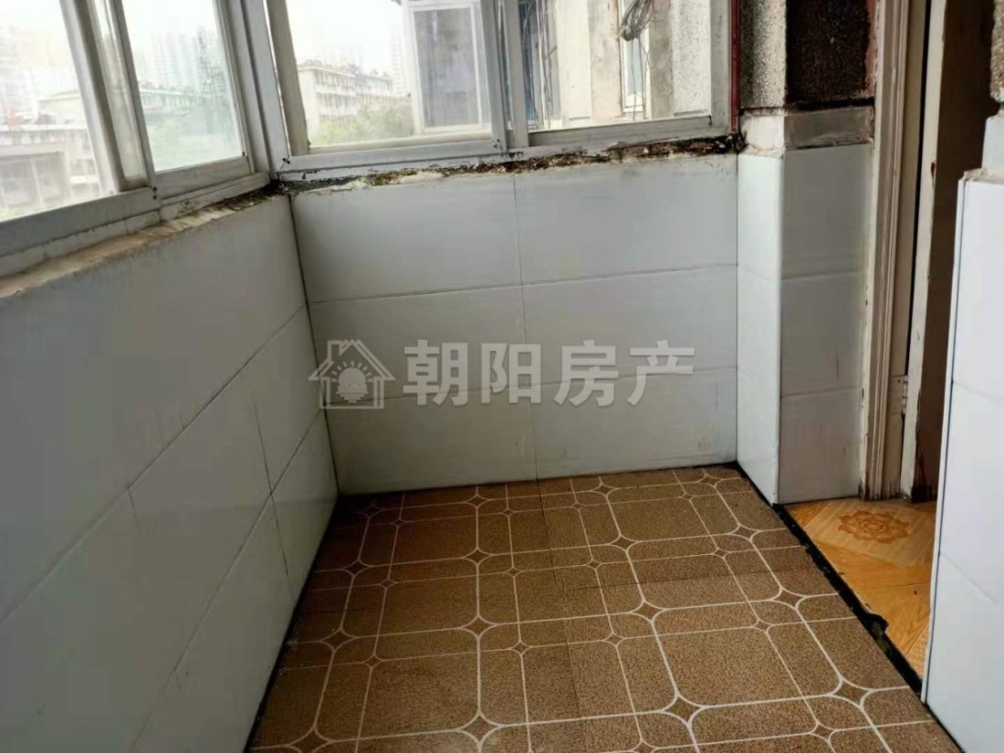 建筑公司家属楼 65平 朝南两居 简装 交通便利