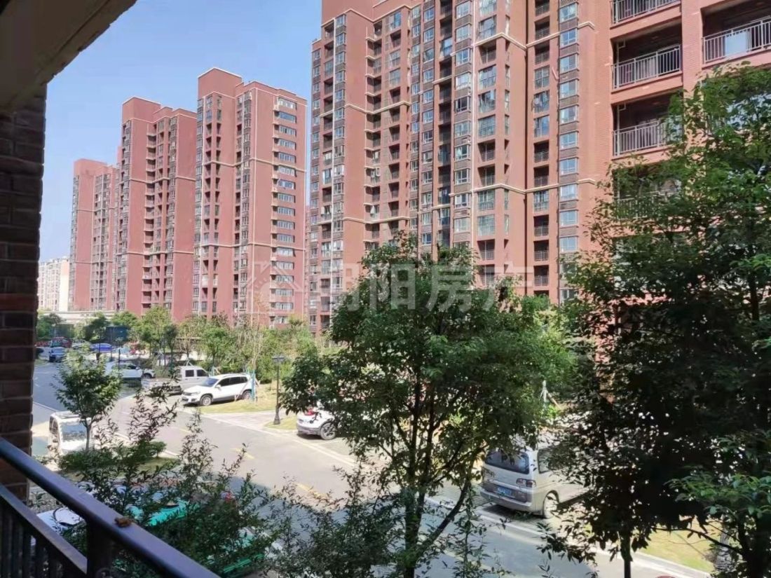 凤凰首府 127平 南向三室二厅 随时看房 毛坯房