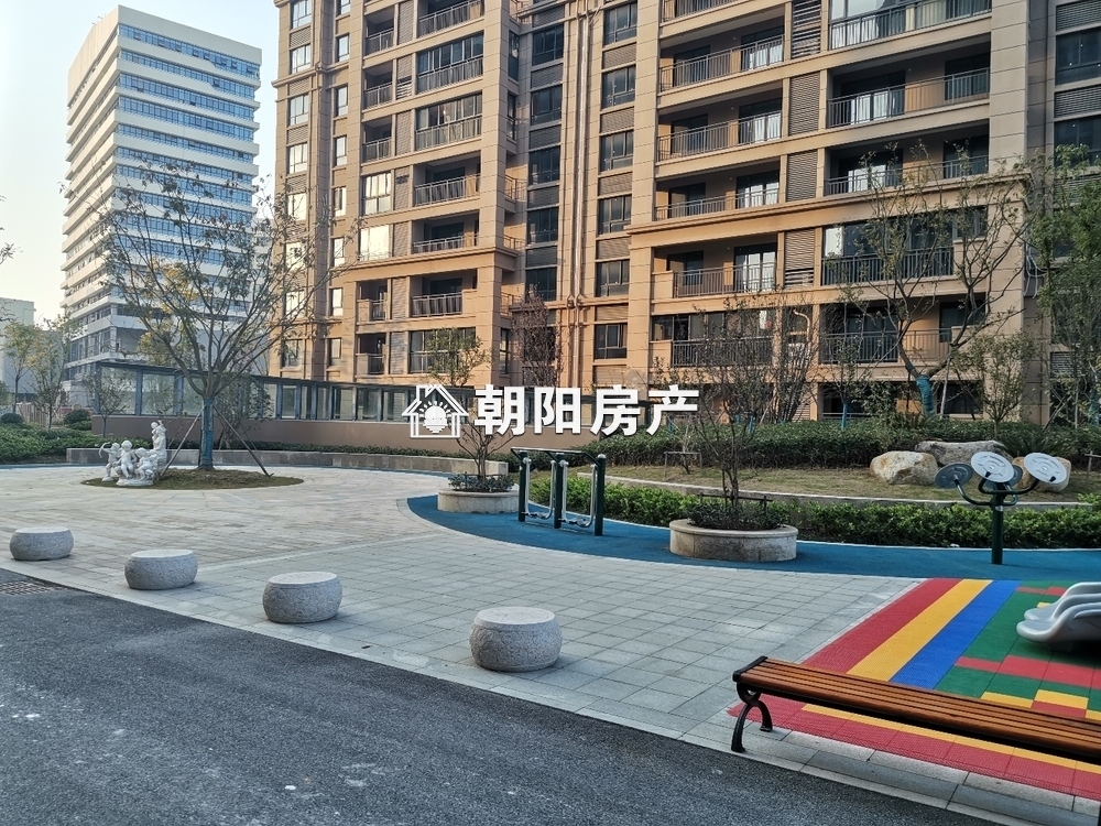 龙成奥韵东区 113平 南向三居 学区房 交通便利