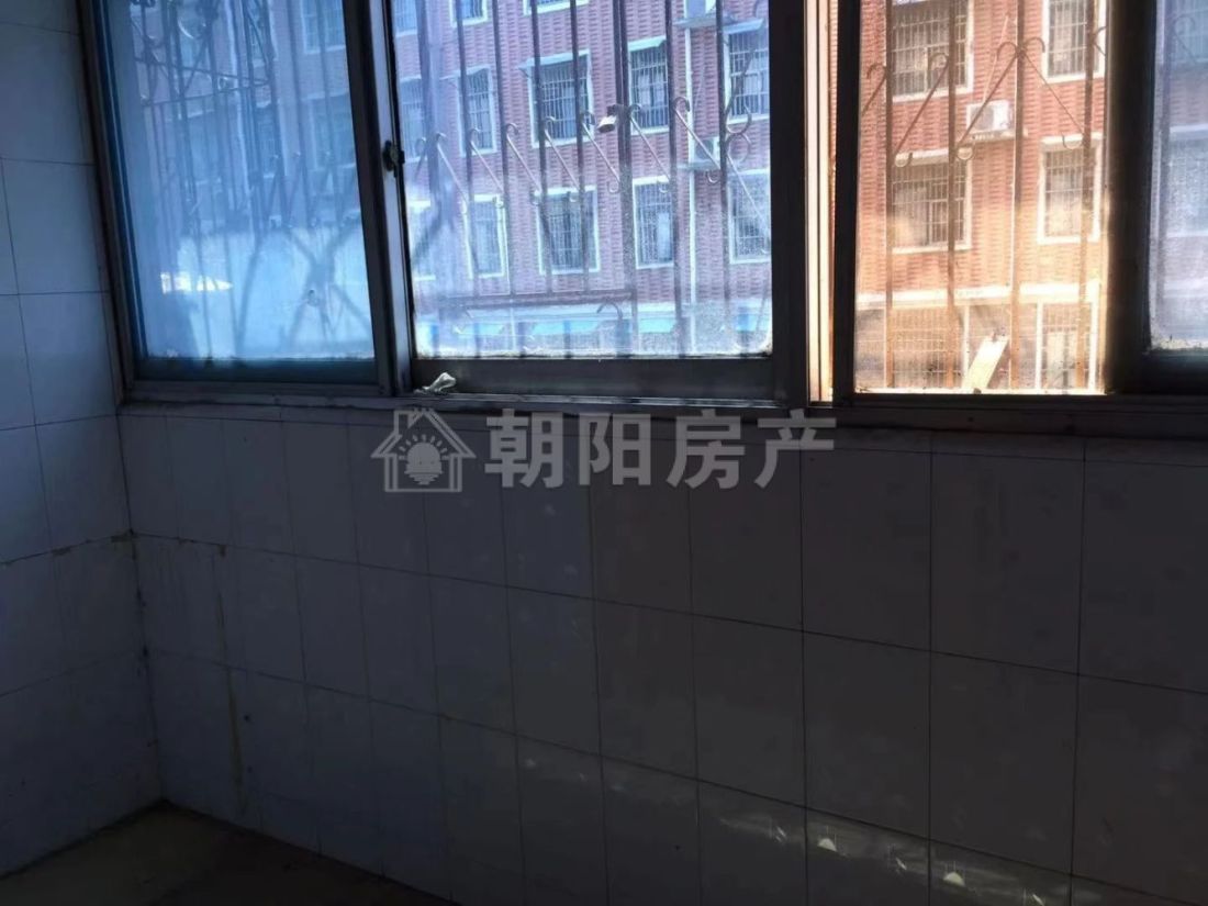 紫金山庄 113平 南向三室 967元/平 简装 交通便利