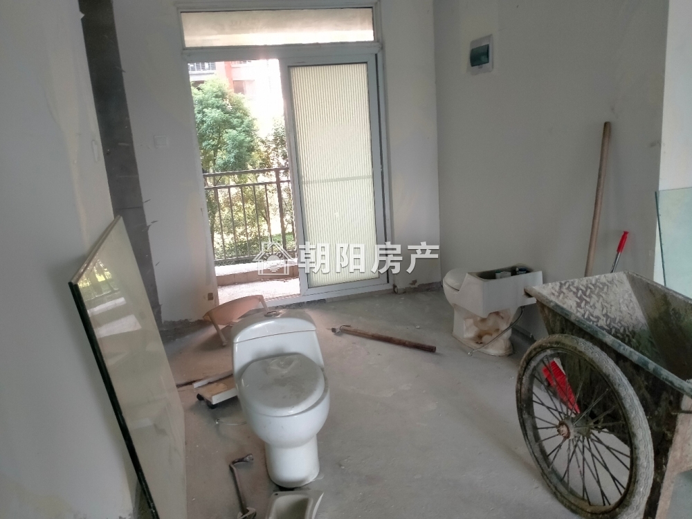 英伦联邦 120平 南向三室一卫 满五唯一 毛坯